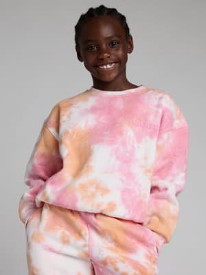 Minimalist Kids Crew: Hattie is 7, 53" tall, wearing size S