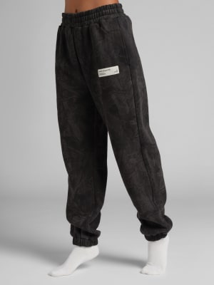 Camo Sweatpants: Elly is 5'8” and wears a size S